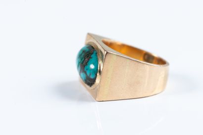 Solid rectangular signet ring in yellow gold,...