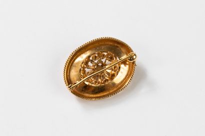 Oval brooch in yellow gold set with fine...
