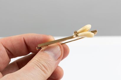 Yellow gold barrette brooch decorated with...