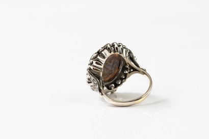Gold ring adorned with a large opal (16 x...