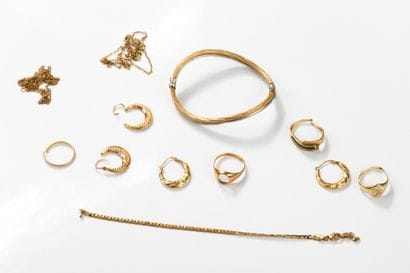 Lot composed of gold jewelry (earrings, chains,...