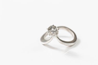 V-shaped white gold ring set with a brilliant-cut...