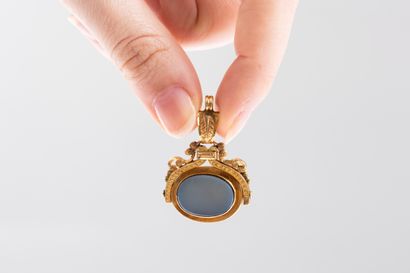 Yellow gold pendant centered on two agate...