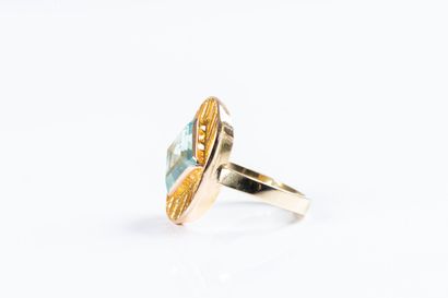 Yellow gold oval ring with filigree decoration...