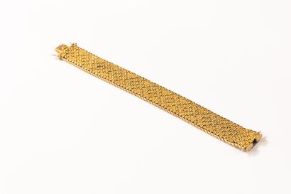 Ribbon bracelet in polished gold. Ratchet...