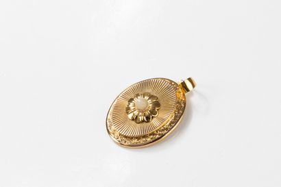 Yellow gold oval pendant with chased and...