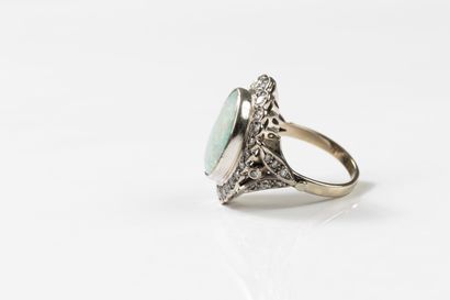 Gold ring adorned with a large opal (16 x...