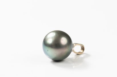 Pendant adorned with a large 16.1 mm Tahitian...