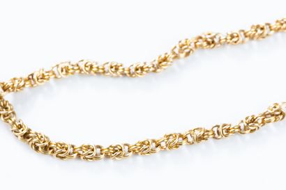 Large sautoir in yellow gold with royal link....