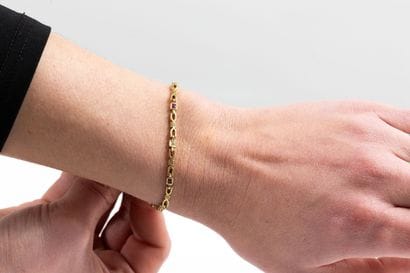 Yellow gold bracelet decorated with geometric...