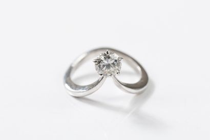 V-shaped white gold ring set with a brilliant-cut...