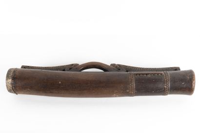 Antique cylindrical drum, the handle is incorporated...
