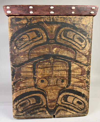 Rare folded and painted wooden box. The walls...