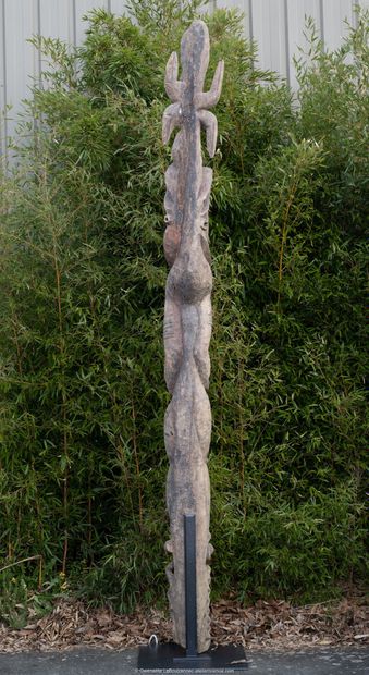 Important sculpture representing a male ancestor...