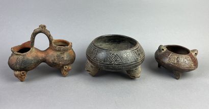 Lot of five objects: Two tripod bowls (13...