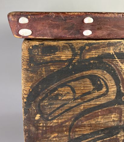 Rare folded and painted wooden box. The walls...
