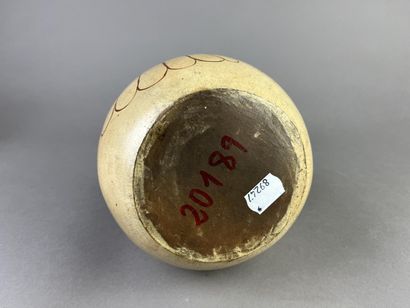 Spherical vase with flat bottom and stirrup...