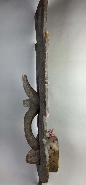 Plank mask, the round face is surmounted...