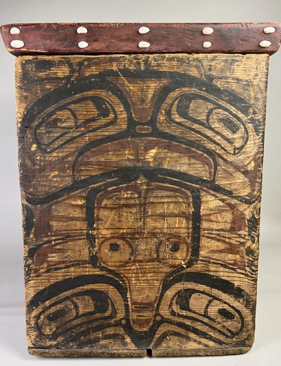 Rare folded and painted wooden box. The walls...