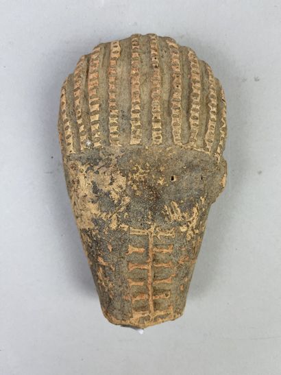 Statuette head in beige terracotta. Height:...