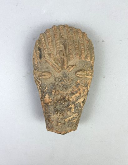 Statuette head in beige terracotta. Height:...