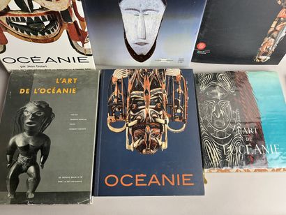 OCEANIA. Jean Guiart. Gallimard. 462 pages....