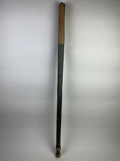 Heavy wooden war club (arma borduna). Dimensions:...