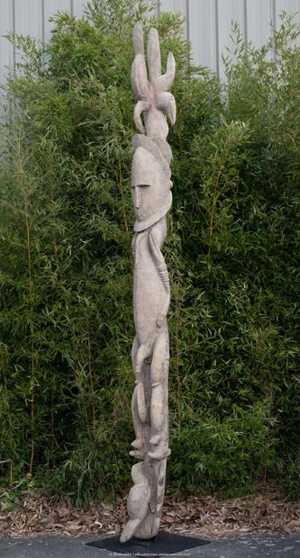 Important sculpture representing a male ancestor...