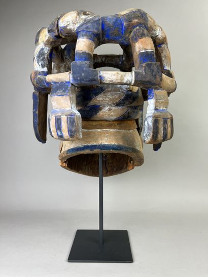Gelede helmet mask with human face surmounted...