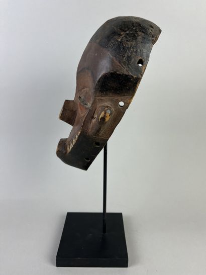 Kindombolo mask. Mask with a human face adorned...