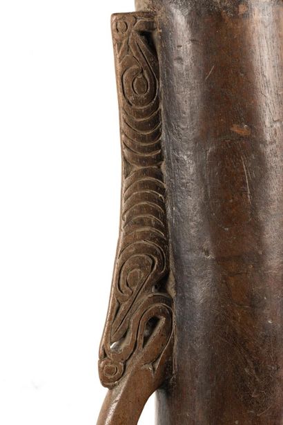 Antique cylindrical drum, the handle is incorporated...