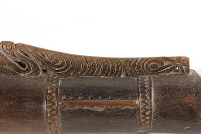 Antique cylindrical drum, the handle is incorporated...