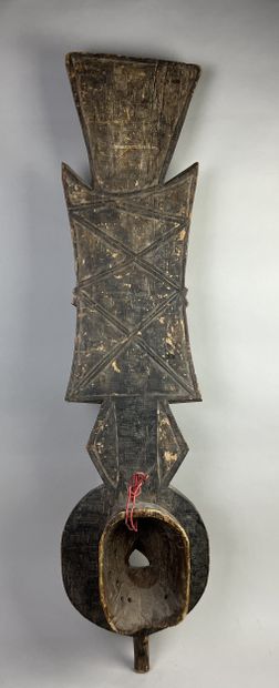 Plank mask, the round face is surmounted...