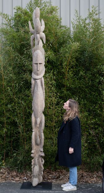 Important sculpture representing a male ancestor...