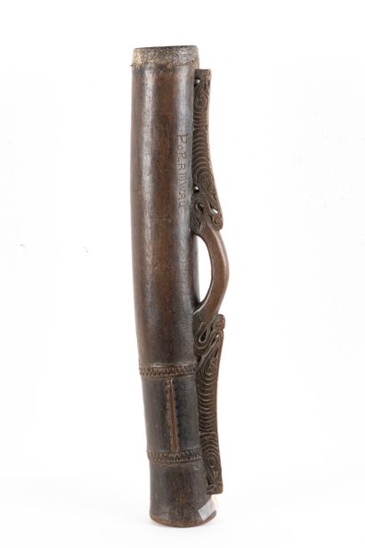 Antique cylindrical drum, the handle is incorporated...