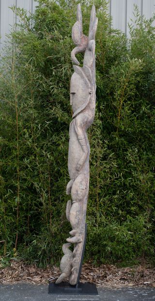 Important sculpture representing a male ancestor...