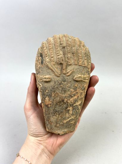 Statuette head in beige terracotta. Height:...