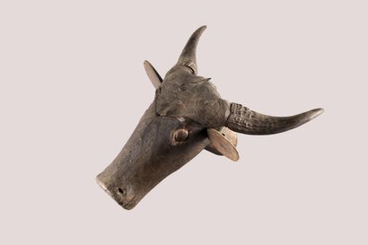 Buffalo head. Wood with black patina, trace...