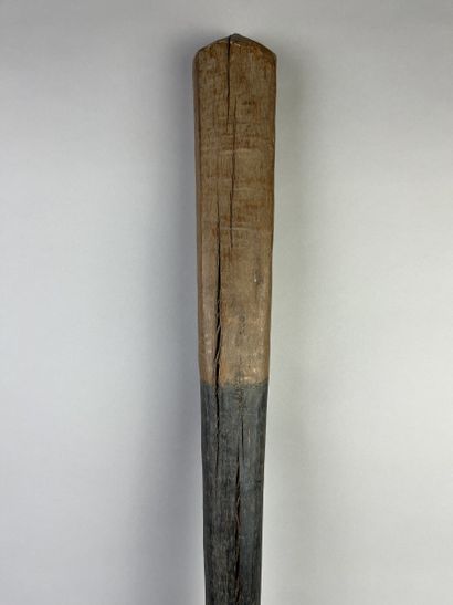 Heavy wooden war club (arma borduna). Dimensions:...