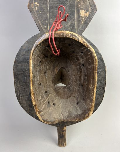 Plank mask, the round face is surmounted...