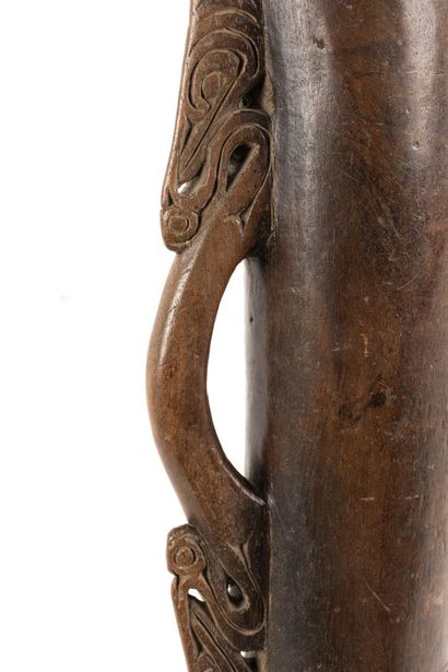Antique cylindrical drum, the handle is incorporated...