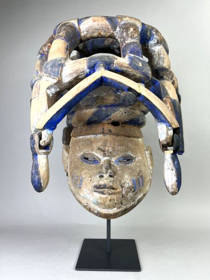 Gelede helmet mask with human face surmounted...