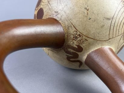 Spherical vase with flat bottom and stirrup...