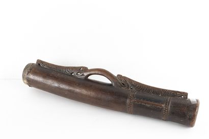 Antique cylindrical drum, the handle is incorporated...