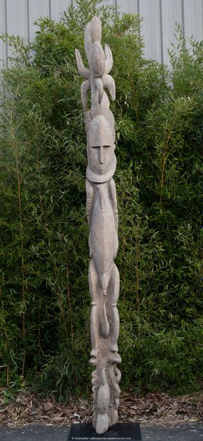 Important sculpture representing a male ancestor...