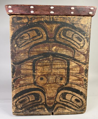 Rare folded and painted wooden box. The walls...