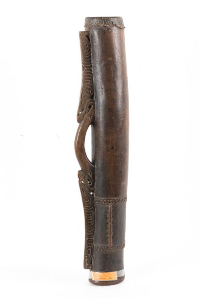 Antique cylindrical drum, the handle is incorporated...