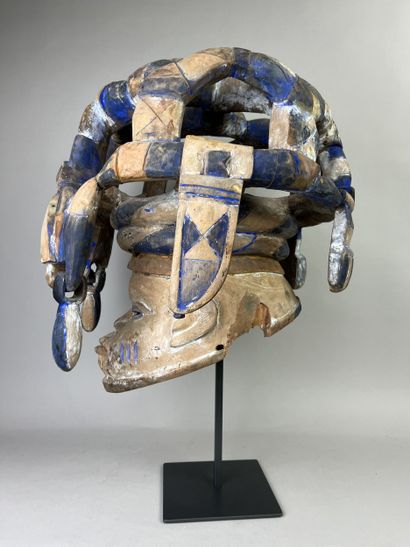 Gelede helmet mask with human face surmounted...