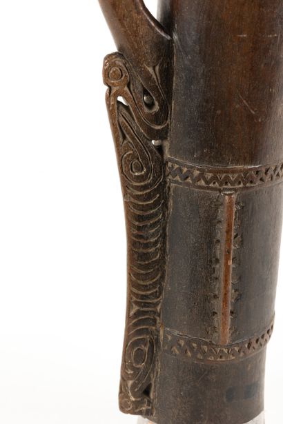 Antique cylindrical drum, the handle is incorporated...