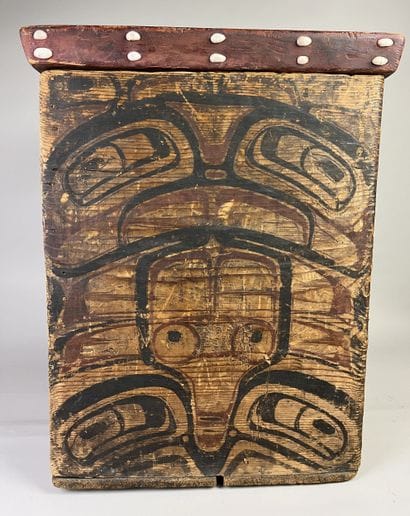 Rare folded and painted wooden box. The walls...